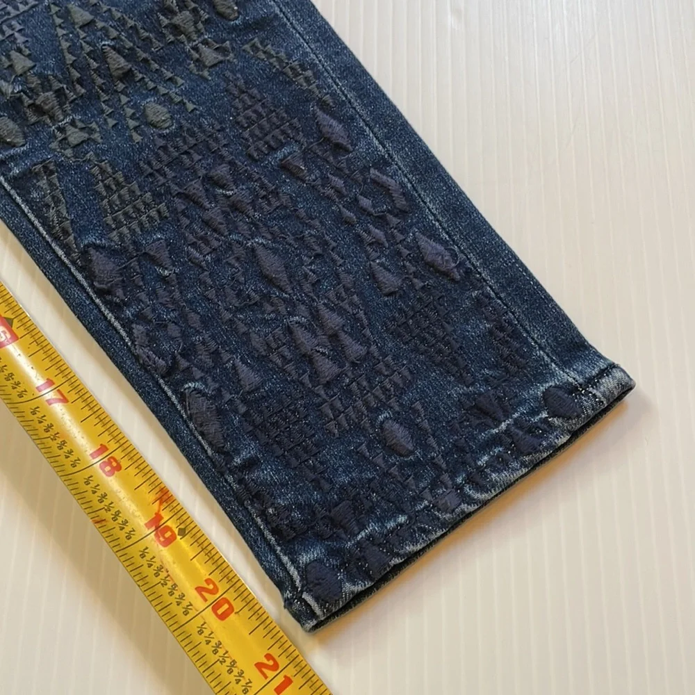 Miss Me Girls skinny ankle blue jean with embroidery detailing. Girls size 8